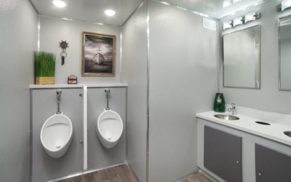 rent high-end restroom trailer